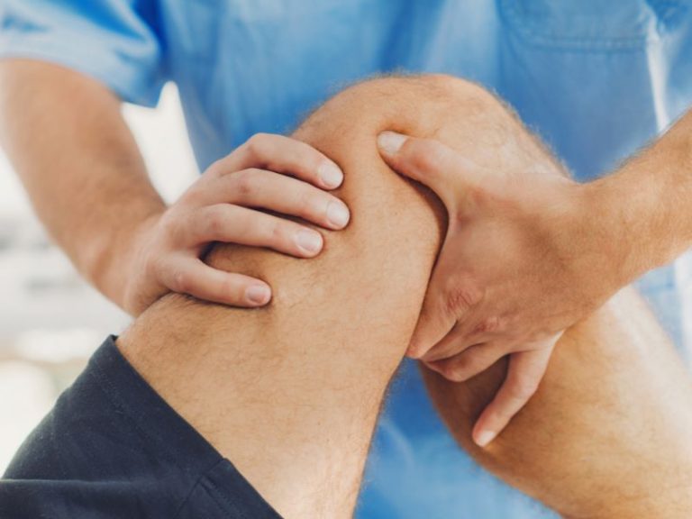 Alivio del dolor de rodilla mediante la fisioterapia integral